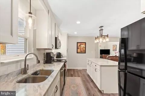 Kitchen - 517 W Riverside Dr, Lanexa, VA 23089 photo 3 of 4
