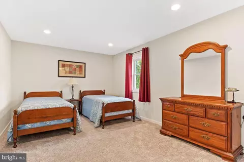 Bedroom - 517 W Riverside Dr, Lanexa, VA 23089 photo 3 of 6