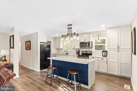 Kitchen - 517 W Riverside Dr, Lanexa, VA 23089 photo 2 of 4