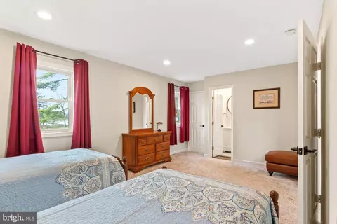 Bedroom - 517 W Riverside Dr, Lanexa, VA 23089 photo 4 of 6