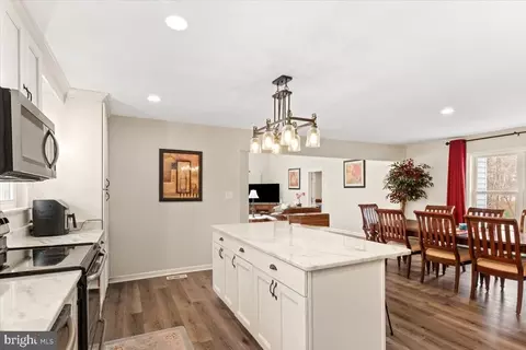 Kitchen - 517 W Riverside Dr, Lanexa, VA 23089 photo 4 of 4