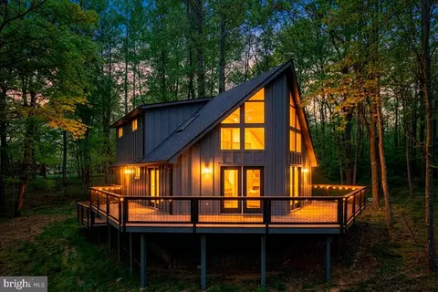 325 Persimmon Hill Dr, Roseland, VA 22967