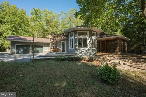 409 Whittaker Ln, Kilmarnock, VA 22482
