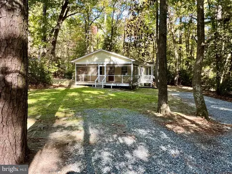 366 Lancelot Dr, Reedville, VA 22539