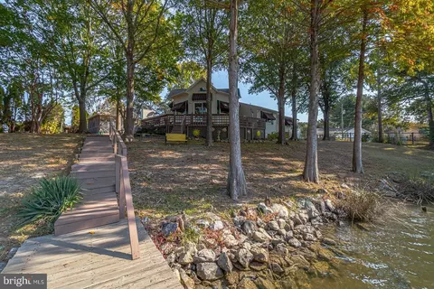467 Harbor Dr, Reedville, VA 22539
