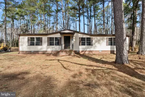 1221 Mundy Point Rd, Callao, VA 22435