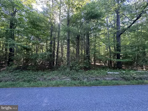 Apple Grove Road, Kilmarnock, VA 22482