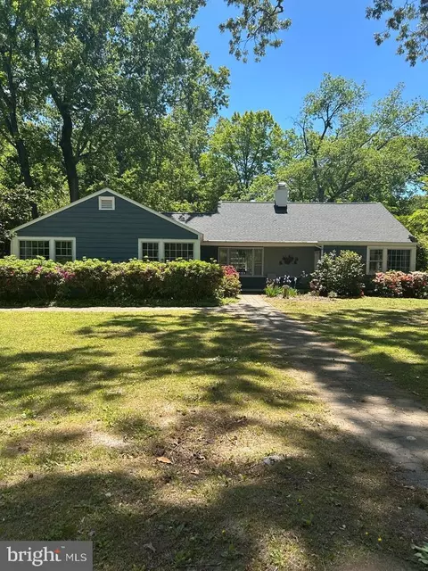 32 Clifton Ave, Kilmarnock, VA 22482