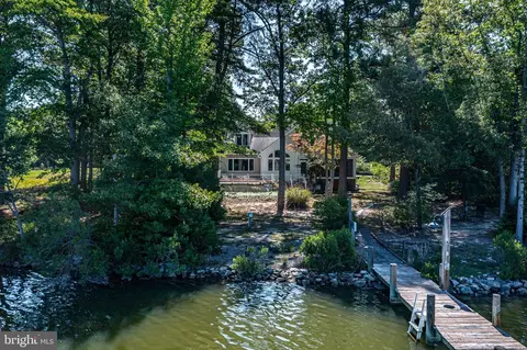 75 Lagrange Ave, Kilmarnock, VA 22482