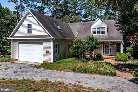 75 Lagrange Ave, Kilmarnock, VA 22482