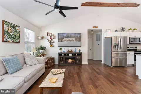 Entry Way - 4496 Rolling Hills Dr, Culpeper, VA 22701 photo 2 of 12