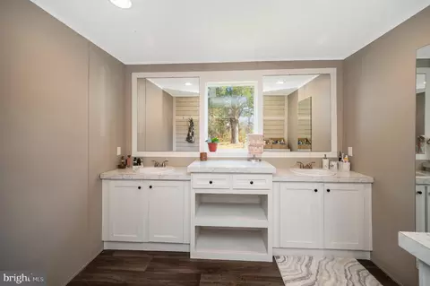 Entry Way - 5120 Burr Hill Rd, Rhoadesville, VA 22542 photo 2 of 5