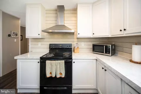 Kitchen - 5120 Burr Hill Rd, Rhoadesville, VA 22542 photo 4 of 7