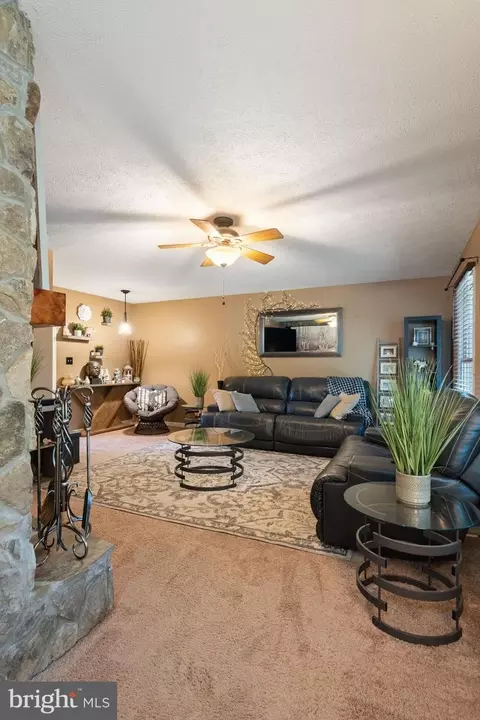 Living - 25360 Kylies Ln, Rhoadesville, VA 22542 photo 2 of 2