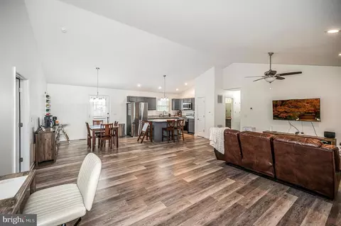 Entry Way - 7295 Cornfield Ln, Rhoadesville, VA 22542 photo 5 of 11
