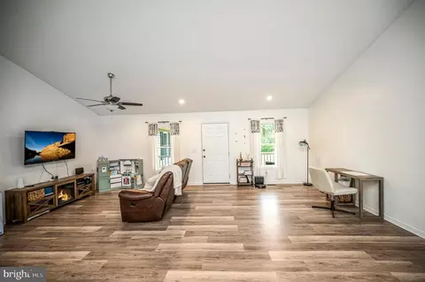 Living - 7295 Cornfield Ln, Rhoadesville, VA 22542 photo 1 of 1