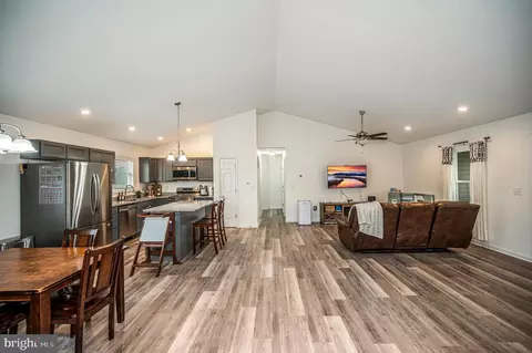Entry Way - 7295 Cornfield Ln, Rhoadesville, VA 22542 photo 6 of 11