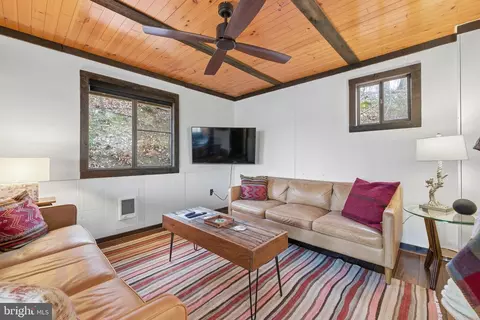 Living - 103 Buzzard View Pl, Shenandoah, VA 22849 photo 2 of 4