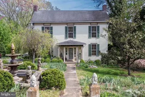 147 S Court St, Luray, VA 22835
