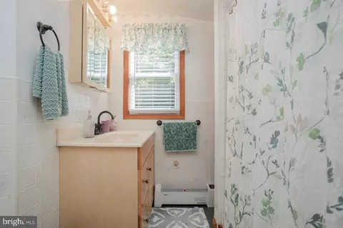 Bath - 279 Helms Rd, Stanley, VA 22851 photo 5 of 6