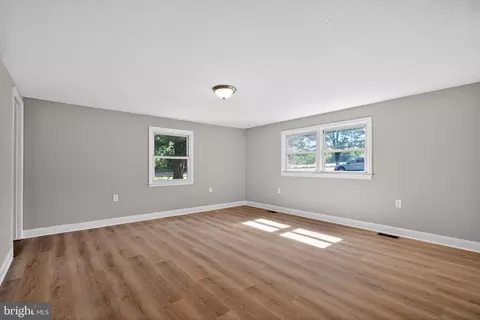 Living - 586 Eldon Yates Dr, Stanley, VA 22851 photo 4 of 5