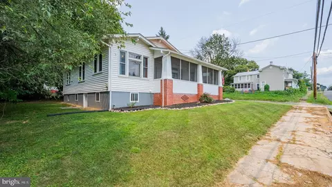 305 Virginia Ave, Shenandoah, VA 22849
