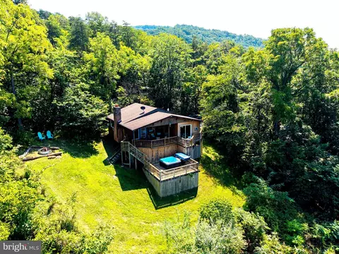 631 Overlook Dr, Rileyville, VA 22650