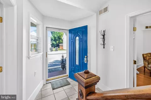 Entry Way - 418 E Main St, Luray, VA 22835 photo 5 of 9