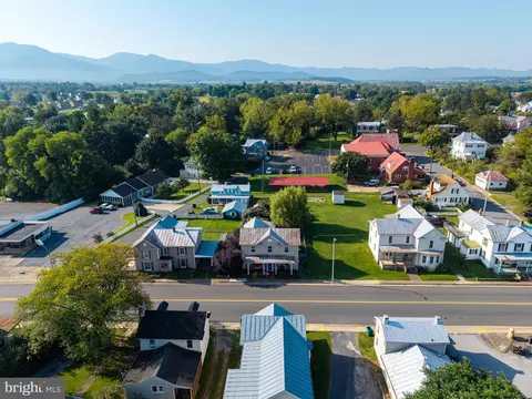 View/Area - 418 E Main St, Luray, VA 22835 photo 3 of 10