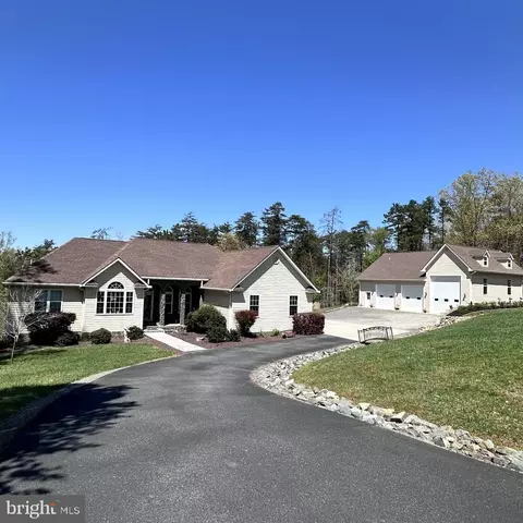 320 Island Point Dr, Gretna, VA 24557