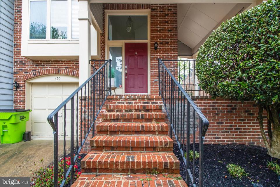 130 E Colonial Dr, Occoquan, VA 22125 52 Photos MLS VAPW2025190