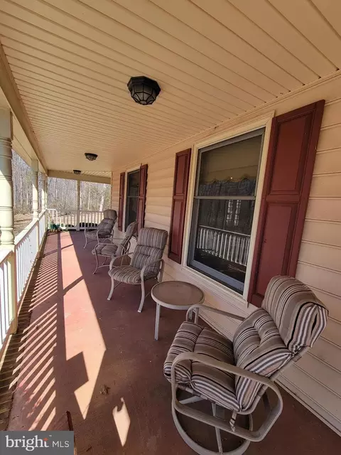7501 Falkland Dr, Gainesville, VA 20155 photo 2