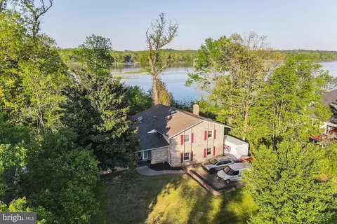 18429 Cabin Rd, Triangle, VA 22172
