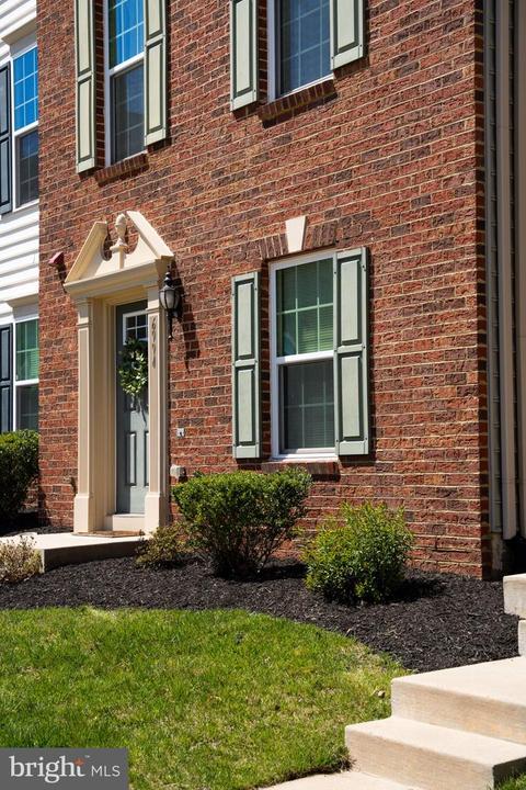 6994 Kona Dr, Gainesville, VA 20155