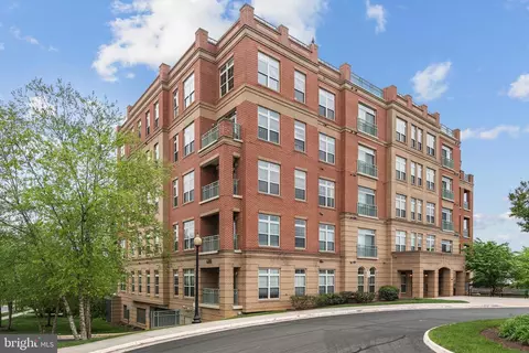 680 Watermans Dr #402, Woodbridge, VA 22191