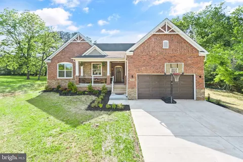 8518 Thomas Dr, Manassas, VA 20110