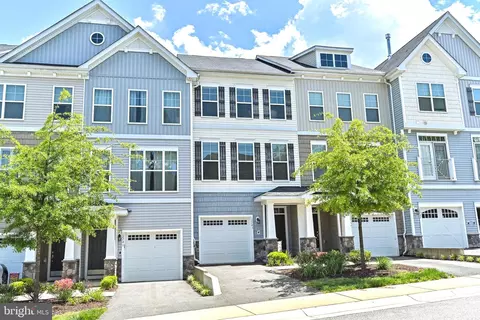 12743 Lotte Dr, Woodbridge, VA 22192