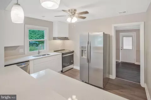 8320 Rolling Rd, Manassas, VA 20110 photo 4