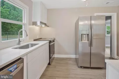 8320 Rolling Rd, Manassas, VA 20110 photo 5