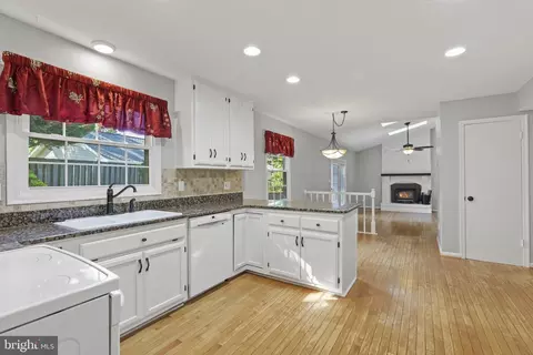15227 Holleyside Dr, Dumfries, VA 22025 photo 14