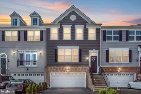 8829 Englewood Farms Dr, Manassas, VA 20112