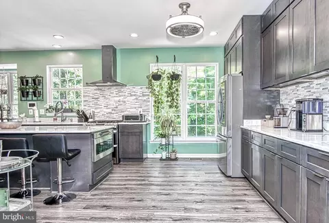 13082 Pilgrims Inn Dr, Woodbridge, VA 22193