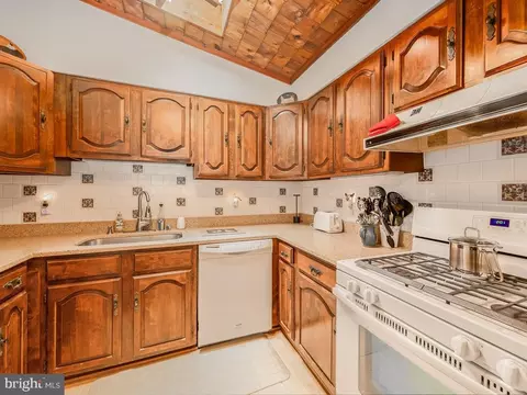 18201 Joplin Rd, Triangle, VA 22172 photo 4