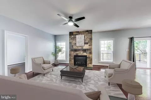 18542 Quantico Gateway Dr, Triangle, VA 22172 photo 2