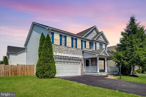 18542 Quantico Gateway Dr, Triangle, VA 22172
