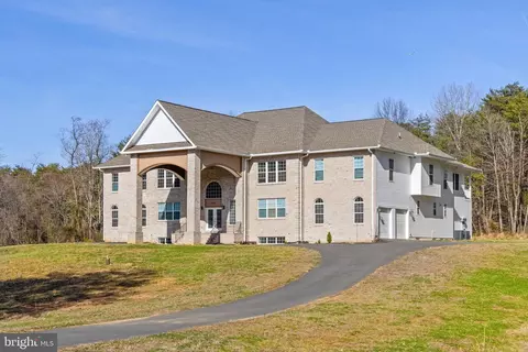 9030 Westchester Dr, Manassas, VA 20112