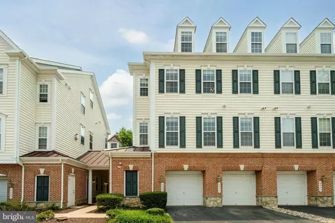 6831 Hampton Bay Ln, Gainesville, VA 20155