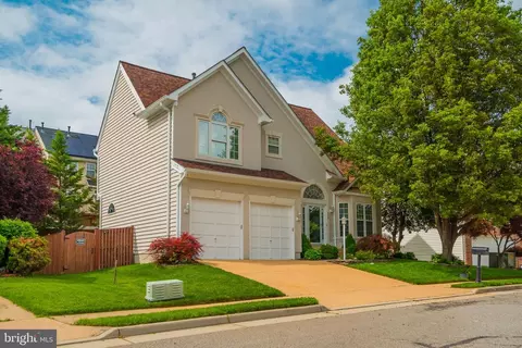 858 Steamboat Landing Ct, Woodbridge, VA 22191