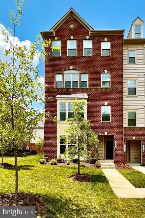 7075 Darbey Knoll Dr, Gainesville, VA 20155