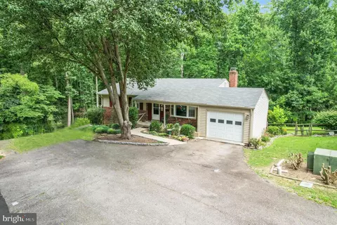 12083 Willowood Dr, Woodbridge, VA 22192